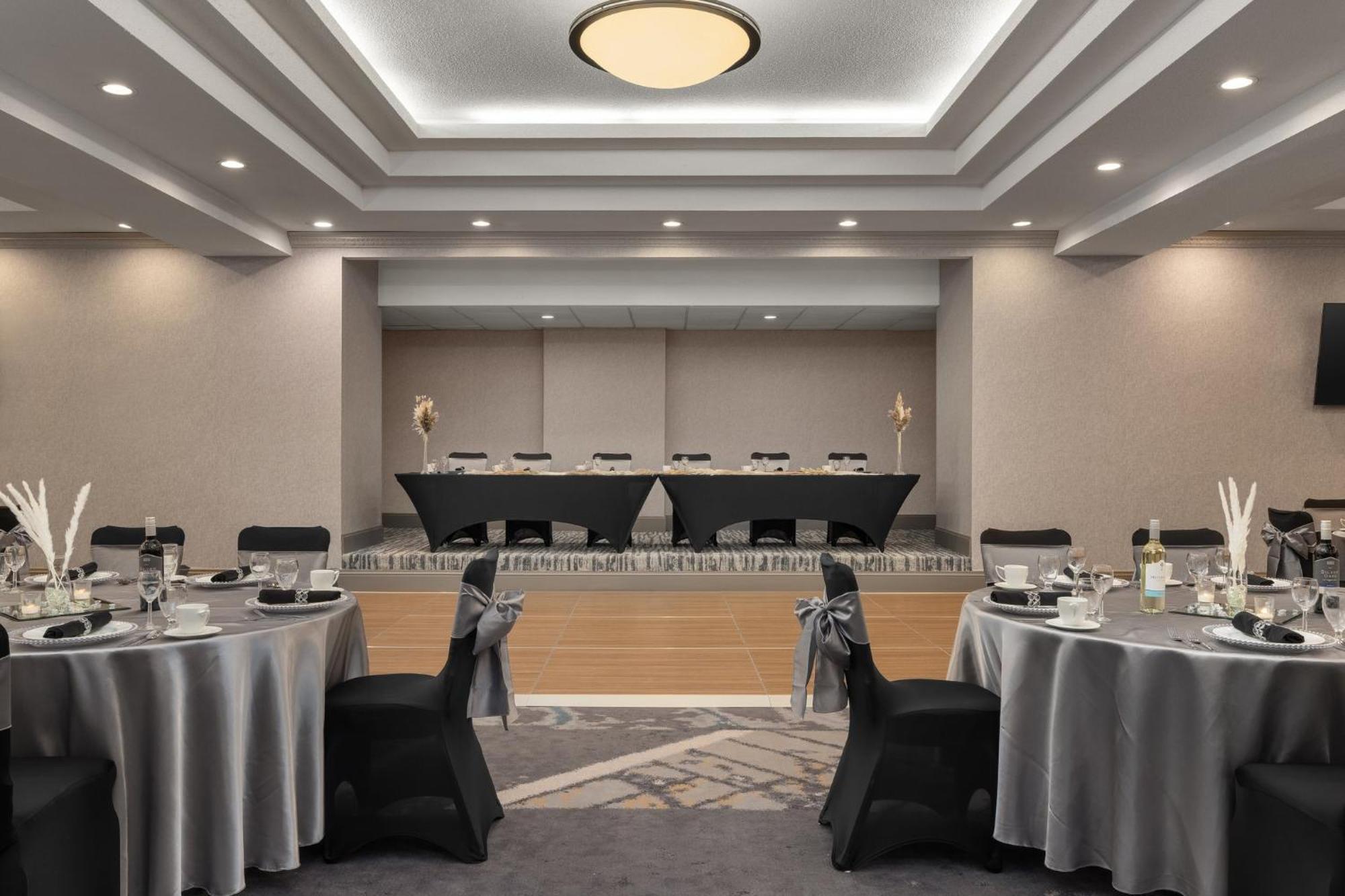 Holiday Inn Dubuque/Galena By Ihg Exterior photo
