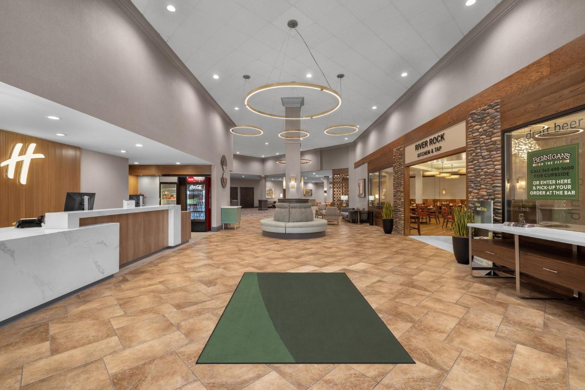 Holiday Inn Dubuque/Galena By Ihg Exterior photo